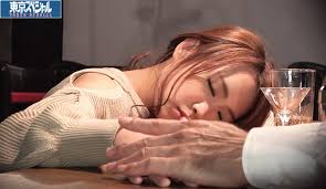 เย็ดผู้หญิงเมา หนังเอวีญี่ปุ่น เธอเหลอหลับในร้านเหล้าเลยโดนเย็ดไม่รู้ตัว
